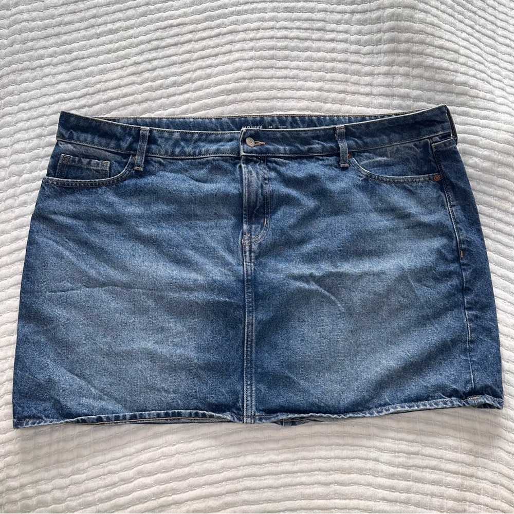 Old Navy 22 Mid Rise OG Denim Mini Skirt - Classic Medium Wash Blue Jean Skirt - Picture 4 of 6